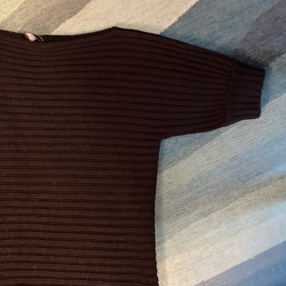 Limited Sweater - Picture 5 of 9